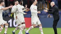 Penyerang AC Milan, Zlatan Ibrahimovic berselebrasi dengan pelatih Stefano Pioli setelah mencetak gol ke gawang Genoa pada pertandingan lanjutan Liga Serie A Italia di stadion Genoa Luigi Ferraris, Italia, Kamis (2/11/2021). AC Milan menang atas Genoa 3-0. (Tano Pecoraro/LaPresse via AP)