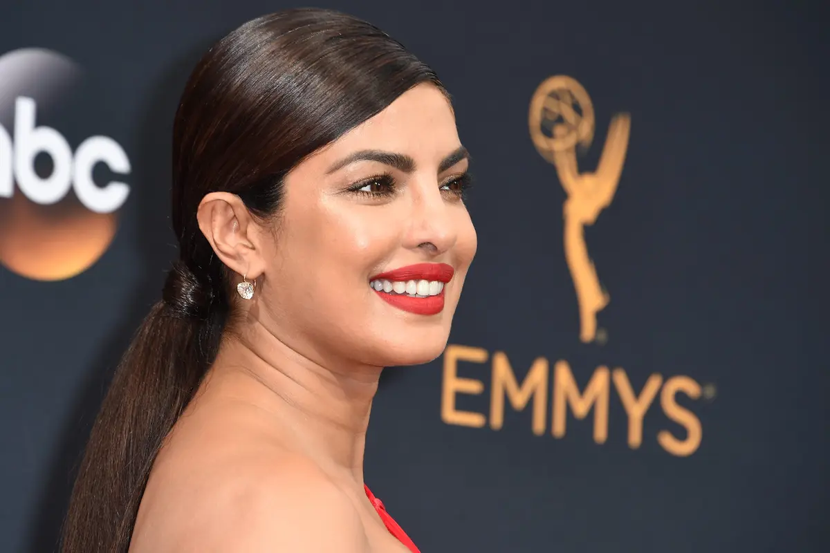 20160918-Gaun Merah Merona Priyanka Chopra Menarik Perhatian di Emmy Awards 2016-Los Angeles