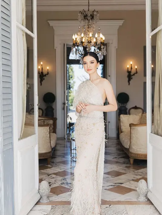 Setelah Cannes, Raline Shah tampil menghadiri acara amfAR. Kembali dengan rancangan Maison Baaz Couture, gaun asimetris penuh payet yang sangat cantik ini membalut tubuh Raline dengan sangat baik. Foto: Instagram.
