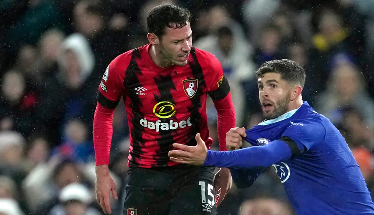 Pemain Chelsea Christian Pulisic (kanan) berdiskusi dengan pemain Bournemouth Adam Smith pada pertandingan sepak bola Liga Inggris di Stadion Stamford Bridge, London, Inggris, 27 Desember 2022. Chelsea mengalahkan Bournemouth dengan skor 2-0. (AP Photo/Kin Cheung)