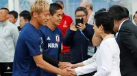 Putri Jepang, Hisako Takamado berjabat tangan dengan penyerang timnas Jepang, Keisuke Honda sebelum sesi latihan di Kazan, Kamis (21/6). Kunjungan menjelang laga kedua skuat Samurai Biru di Grup H Piala Dunia melawan Senegal. (AP/Eugene Hoshiko)