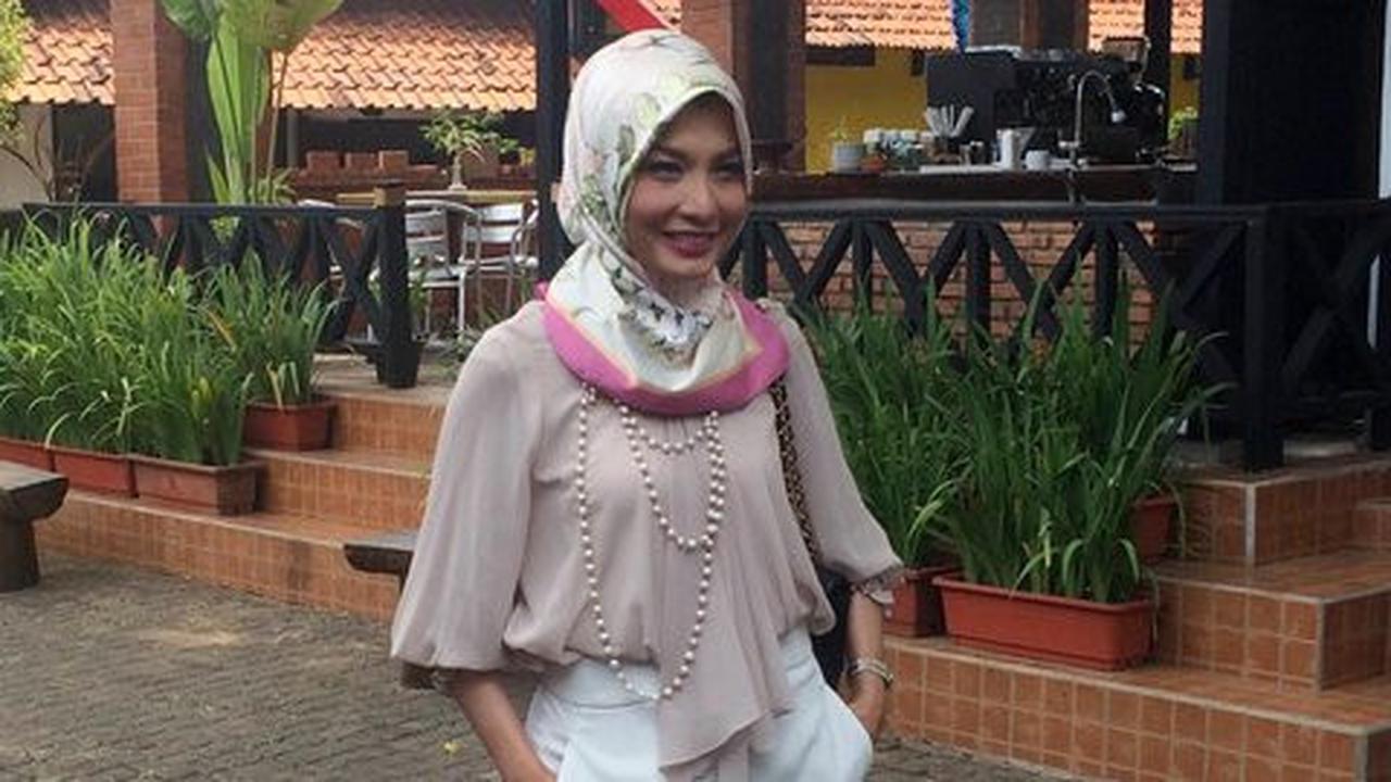 Digerebek bareng Dandim, Arzetty ngaku cuma di teras dan ada suami