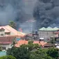 Kepulan asap terlihat menyusul serangan udara oleh Angkatan Udara Filipina ke kawasan yang telah di kuasai militan Maute di kota Marawi , Filipina selatan Sabtu, (27/5). (AP Photo / Bullit Marquez)