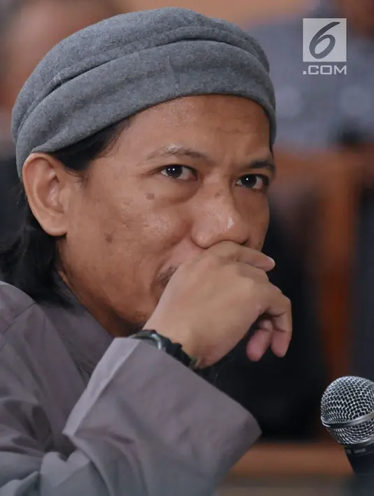 Terdakwa kasus terorisme, Aman Abdurrahman menyimak pembacaan tuntutan JPU di PN Jakarta Selatan, Jumat (18/5). Jaksa meyakini Aman Abdurrahman merupakan dalang serangan teror di Indonesia, antara lain bom Thamrin. (Liputan6.com/Helmi Fithriansyah)