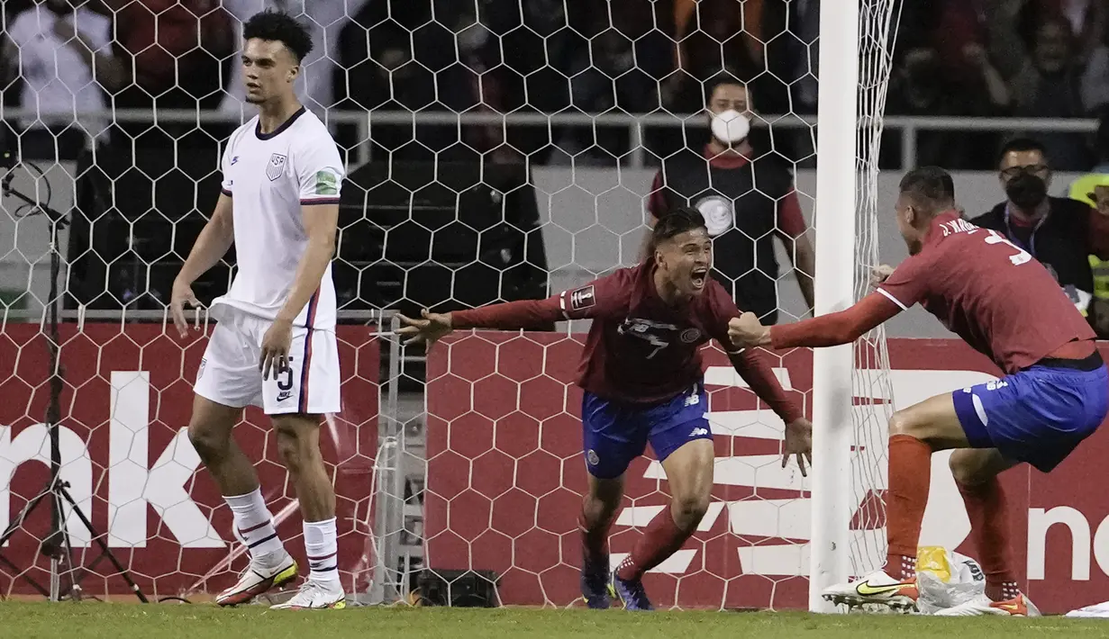 Sementara gol kedua dicetak oleh Anthony Contreras (tengah) pada menit ke-59. (AP/Moises Castillo)