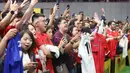 Para fans tampak antusias menyambut kehadiran Legenda Manchester United, Ryan Giggs saat sesi meet and greet dalam acara peluncuran kartu kredit Maybank yang berkolaborasi dengan Manchester United di Jakarta Convention Center (JCC), Senayan, Jakarta, Sabtu (18/5/2024). (Bola.com/M Iqbal Ichsan)