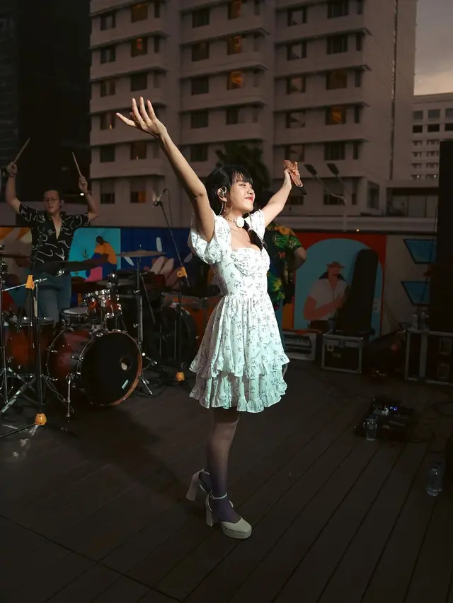 6 Gaya Girly Ghea Indrawari saat Manggung, Hadirkan Tampilan Balletcore hingga Coquette Aesthetic