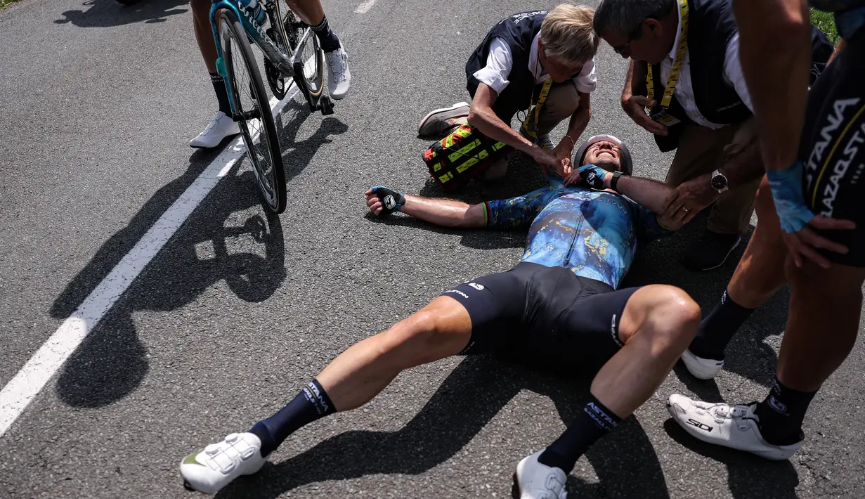 Cavendish terjebak dalam sebuah kecelakaan di bagian jalan yang datar dan tampak tidak berbahaya saat memasuki desa La Chapelle-Verlaine, sekitar 63 km dari garis finis. (Photo by Thomas SAMSON / AFP)