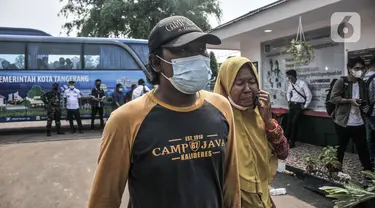Keluarga korban saat tiba di Lapas Klas I Tangerang, Rabu (8/9/2021). Pasca kebakaran yang melanda Lapas Tangerang, sejumlah keluarga korban mulai berdatangan ke posko crisis center untuk kepentingan identifikasi. (Liputan6.com/Iqbal S Nugroho)