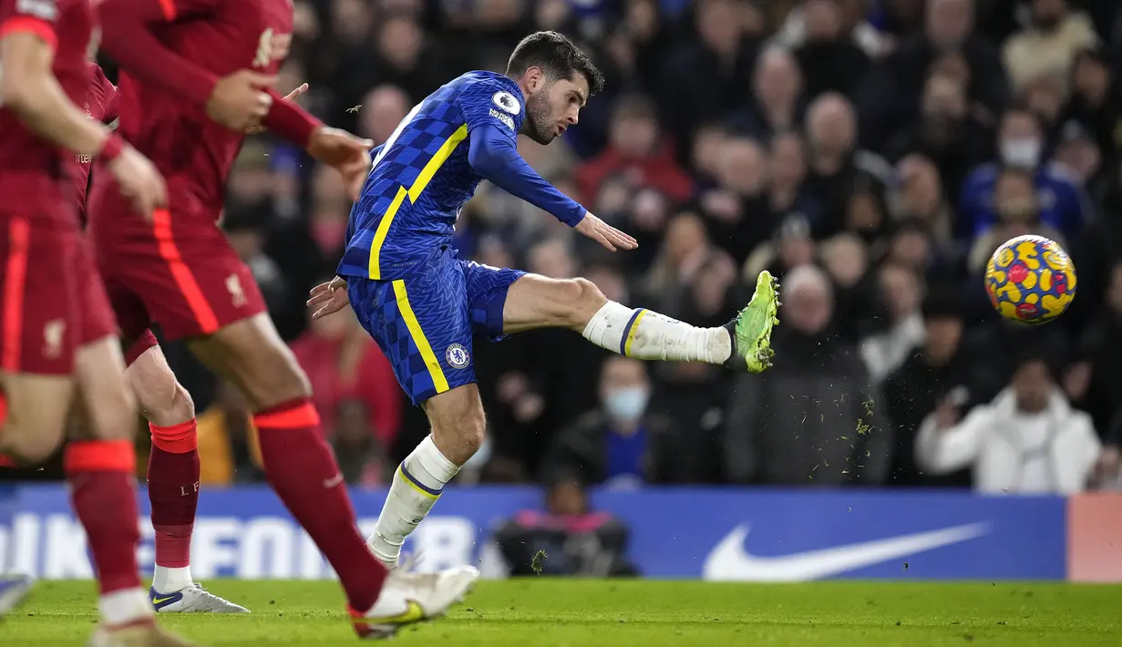 Intensitas serangan Chelsea semakin meninggi menjelang injury time babak pertama. Hal tersebut akhirnya berbuah manis usai Christian Pulisic berhasil menyamakan kedudukan menjadi 2-2 sebelum peluit turun minum dibunyikan. (AP/Matt Dunham)