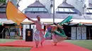 Penampilan salah satu tarian tradisional ditampilkan dalam peringatan Hari Kemerdekaan ke-73 India di Kedutaan Besar India, Jakarta, Kamis (15/8/2019). Upacara ini dimeriahkan dengan pertujukkan tari dari siswa Pusat Kebudayaan India Jawaharlal Nehru, Jakarta. (merdeka.com/Iqbal Nugroho)