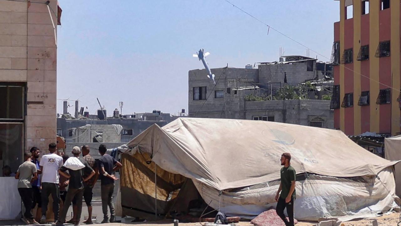 Judul: Detik-Detik Roket Israel Hantam Gedung di Gaza