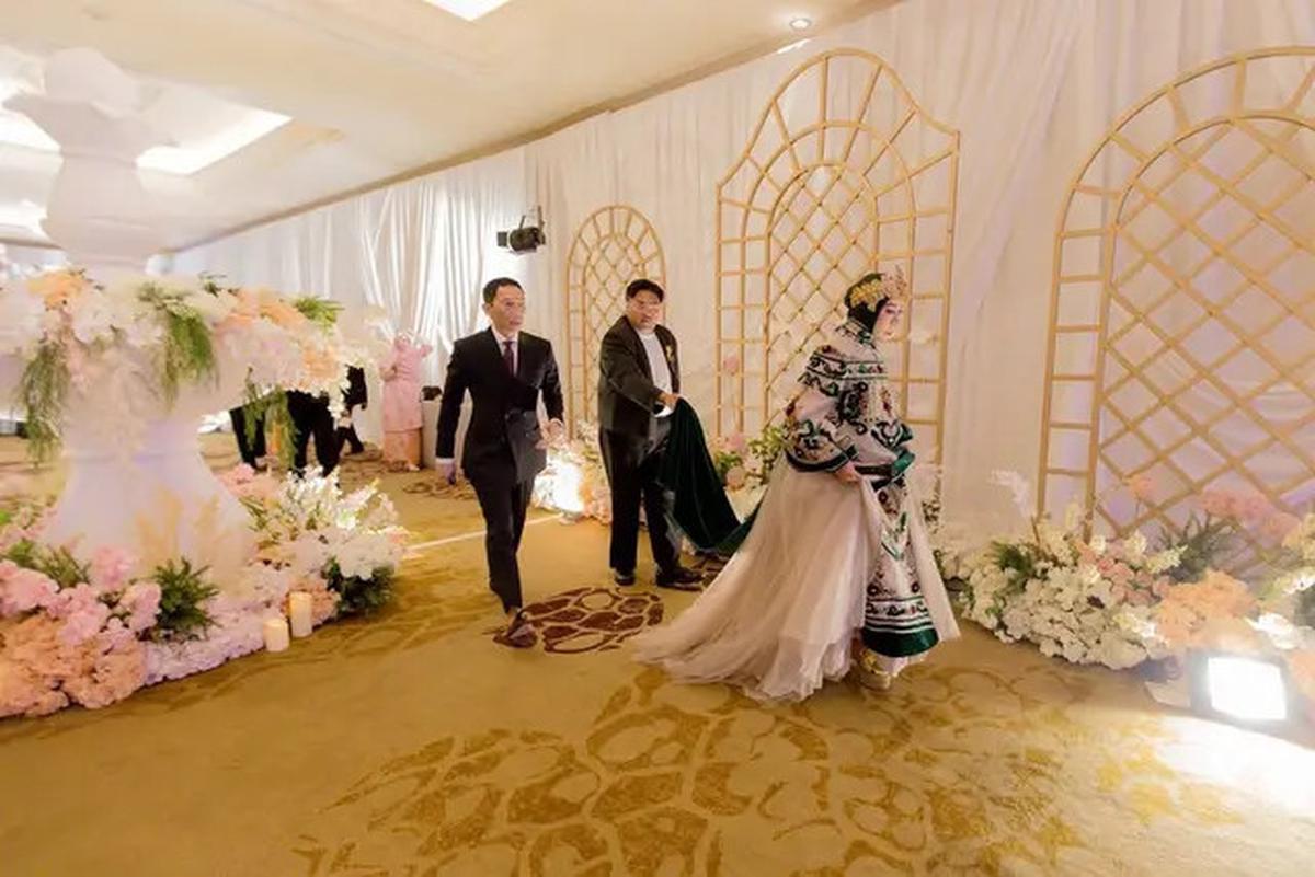 Gaya Kondangan Melly Goeslaw, Tampil Beda dengan Gaun Bertabur Permata