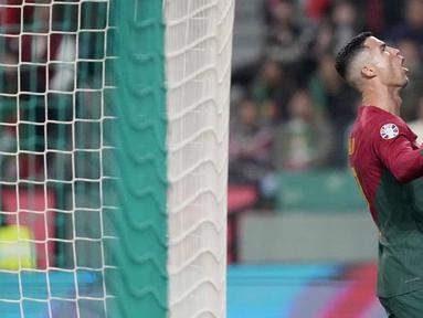 Ekspresi kecewa pemain Portugal, Cristiano Ronaldo, setelah gagal mencetak gol ke gawang Islandia pada Kualifikasi Euro 2024 di Stadion Alvalade, Senin (20/11/2023). (AP Photo/Armando Franca)