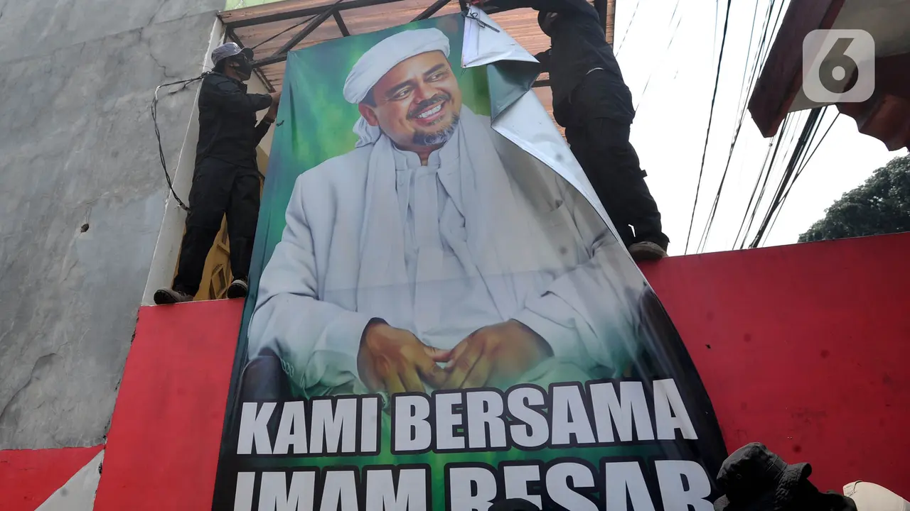 Petugas Gabungan Turunkan Baliho Habib Rizieq di Bogor