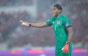 Aston Villa Dekati Zion Suzuki, Juventus Kembali Lirik Emiliano Martinez