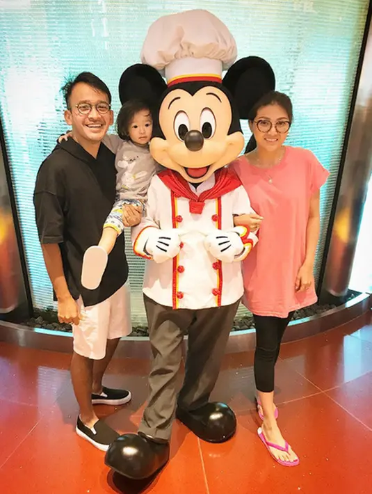 Mengunjungi Disneyland, Ruben, Thalia, dan Sarwendah tentunya bertemu dengan berbagai karakter Disney. Terlihat wajah bahagia Thalia ketika berjumpa dan bisa berfoto bersama tokoh kartun Mickey Mouse. (Instagram/ruben_onsu)