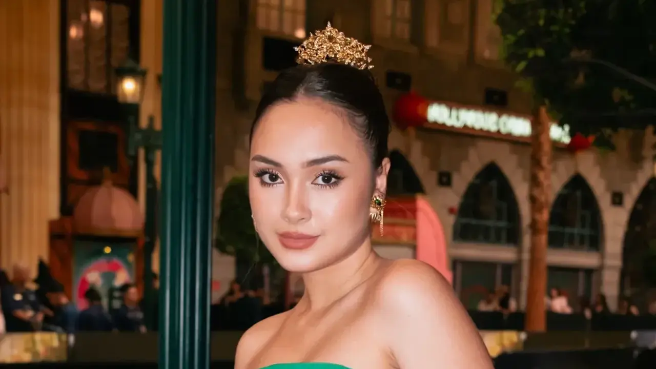 Caitlin Halderman Tampil Bak Elphaba di Premiere Wicked: For Good Singapura, Memukau dalam Gaun Peggy Hartanto