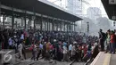 Sejumlah penumpang yang menumpangi kereta api jurusan Bekasi – Kota yang anjlok keluar dan berusaha mencari alternative transportasi lain, Jakarta, Rabu (19/8/2015). (Liputan6.com/Johan Tallo)
