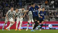 Gelandang Inter Milan Ivan Perisic mencetak gol ketiga timnya melalui tendangan penalti ke gawang Juventus pada final Coppa Italia di Stadion Olimpico, Roma, Kamis (12/5/2022) dini hari WIB. Inter Milan juara Coppa Italia 2021/2022 usai menang 4-2 atas Juventus lewat babak perpanjang waktu. (AP Photo/Alessandra Tarantino)