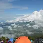Pemandangan dari cadas Gunung Marapi. (Liputan6.com/ Novia Harlina)