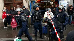 Polisi mengamankan lokasi kejadian seusai seorang pria ditembak mati di sebuah kantor polisi di Paris, Prancis, Kamis (7/1/2016). Pria itu ditembak mati karena memaksa masuk ke kantor polisi sambil membawa pisau  (REUTERS/Benoit Tessier)