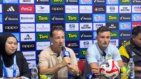 Jean-Paul van Gastel dan Jop van der Avert memberikan keterangan pers. (Bola.com/Ana Dewi)