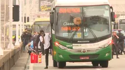Seorang pria bersenjata menyandera puluhan orang dalam bus di sebuah jembatan yang menghubungkan Kota Niteroi dengan Rio de Janeiro, Brasil, Selasa (20/8/2019). Pria bersenjata tersebut kemudian ditembak mati oleh penembak jitu. (TV Globo via AP)