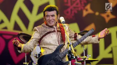 Penampilan Rhoma Irama dan Soneta Grup saat HUT Indosiar ke-23 di Jakarta Convention Center (JCC), Kamis (11/1). HUT Indosiar Bertema “Konser Raya 23 Tahun Indosiar Luar Biasa”. (Liputan6.com/Helmi Fithriansyah)