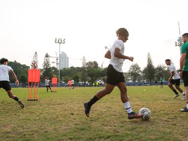 Suasana latihan Timnas Indonesia U-20 untuk persiapan Kualifikasi Piala Asia U-20 2023 yang berlangsung di Lapangan A Gelora Bung Karno, Jakarta, Selasa (30/08/2022). (Bola.com/Bagaskara Lazuardi)