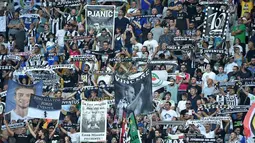 Suporter Juventus mendukung timnya saat meraih kemenangan 3-1 atas Sassuolo dalam lanjutan Serie A di Juventus Stadium, Turin, Sabtu (10/9/2016). (Reuters/Giorgio Perottino)