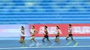 Pelari Vietnam Nguyen Thi Oanh (kedua kanan) bertanding pada fnomor 5000 m putri SEA Games ke-32 di Phnom Penh, Kamboja, 8 Mei 2023. (Photo by MOHD RASFAN / AFP)