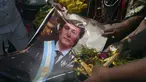 Para dukun memegang foto Presiden Argentina Javier Milei saat mereka melakukan ritual tahunan untuk memprediksi isu-isu politik dan sosial pada tahun baru, di puncak bukit San Cristobal di Lima, Peru, Rabu, 27 Desember 2023. (AP Photo/Guadalupe Pardo)