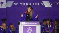 Taylor Swift ikut wisuda di New York University. (AP Photo/Seth Wenig)