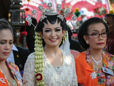 Selvi Ananda (tengah) tampak cantik mengenakan kebaya putih dan riasan khas pengantin adat Jawa saat tiba di tempat akad nikah sekaligus resepsi di Gedung Graha Saba Buana, Solo, Jawa Tengah, Kamis (11/6/2015). (Liputan6.com/Faizal Fanani) 