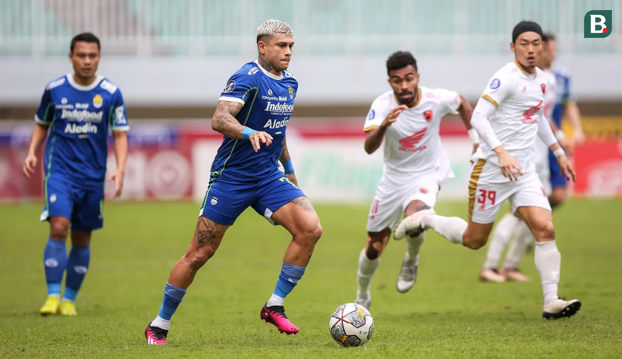 <p>Pemain Persib Bandung, Ciro Alves menggiring bola saat laga lanjutan BRI Liga 1 2022/2023 antara Persib Bandung melawan PSM Makassar di Stadion Pakansari, Bogor, Selasa (14/02/2023). (Bola.com/Bagaskara Lazuardi)</p>