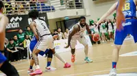 Bima Perkasa Jogja (BPJ) berhasil meraih kemenangan 81-79 atas Rajawali Medan pada laga lanjutan musim reguler Indonesian Basketball League (IBL) 2025 di GOR Pancasila UGM, Sleman, Sabtu (8/3/2025) malam WIB. (Bola.com/Ana Dewi)