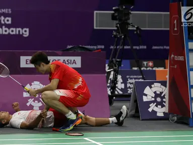 Kondisi kaki tunggal putra Indonesia, Anthony Sinisuka Ginting memburuk saat melawan pemain China, Shi Yuqi pada final Bulutangkis Beregu Putra Asian Games 2018 di Jakarta, Rabu (22/8). (Liputan6.com/Helmi Fithriansyah)