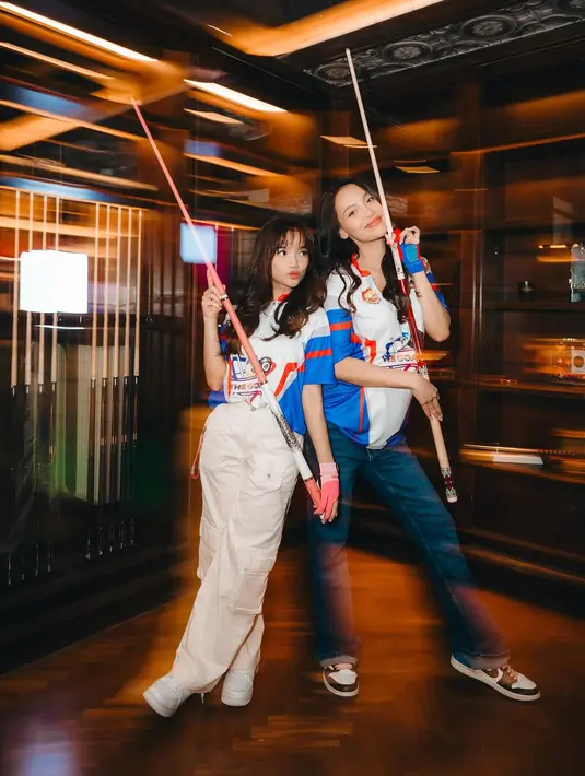 Erika Carlina kenakan sneakers saat main billiard yang membantu mobilitasnya bergerak. Dipadu dengan overisized jersey dan regular fit jeans [@eri.carl]