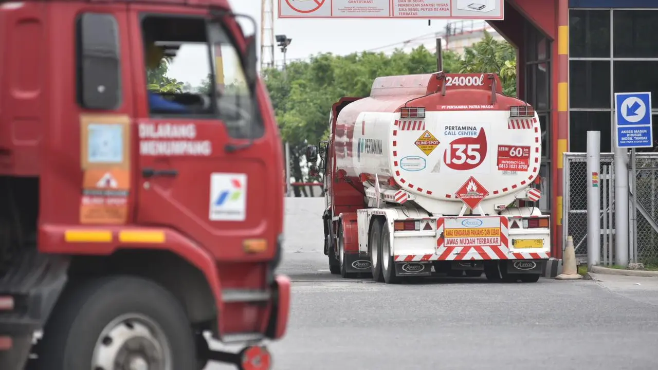Penyaluran BBM oleh Truk Pertamina