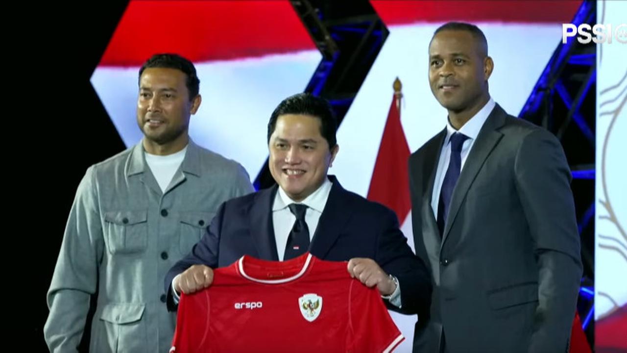 Senyum Semringah Erick Thohir Diapit Dua Legenda Timnas Belanda