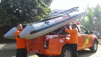 Petugas SAR menurunkan perahu karet untuk mencari korban tenggelam. (Liputan6.com)