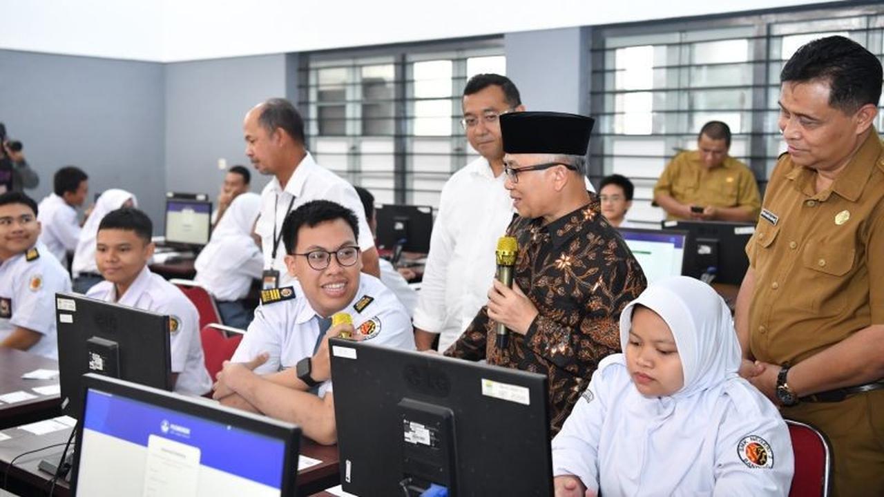 Wamendikdasmen Pastikan Kelancaran TKA di Bandung: Ratusan Siswa Jalani Tes Serentak dengan Jujur dan Gembira