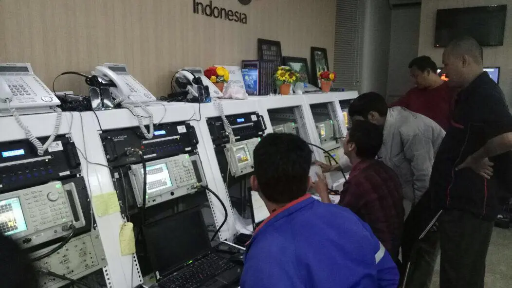 Tim Telkom melakukan pemantauan migrasi satelit Telkom 1. (Foto: Telkom)