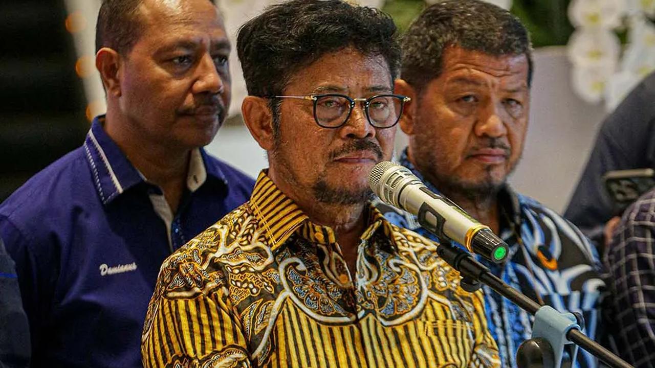 SYL kemudian mengajukan diri untuk menghadap Jokowi pada Jumat (6/10) ini guna menyampaikan langsung pengunduran diri sebagai menteri.<br>