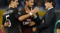 Pelatih Milan Vincenzo Montella (kanan) merayakan gol Bacca ke gawang Sampdoria, Sabtu (17/9/2016) bersama Suso (tengah) dan gelandang Giacomo Bonaventura. (MARCO BERTORELLO / AFP)