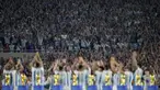 Puluhan ribu suporter memadati Estadio Monumental untuk menyaksikan kembali momen upacara penghargaan yang diterima Timnas Argentina saat menjadi juara Piala Dunia 2022 setelah melakukan uji coba melawan Panama, Jumat (24/3/2023) WIB. (AP Photo/Natacha Pisarenko)