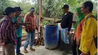 Pembuatan pupuk dan pestisida organik bersama petani kopi organik dan petugas PPL Dinas Tapsel di Desa Sampean, Kec. Sipirok, Kab. Tapsel.