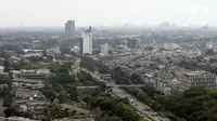 Langit mendung menyelimuti gedung bertingkat dan pemukiman warga di Jakarta Selatan, Jumat (17/4/2020). Memasuki minggu pertama Pembatasan Sosial Berskala Besar (PSBB) DKI Jakarta, kualitas udara mulai membaik karena mobilitas kendaraan bermotor menurun hampir 70 persen. (merdeka.com/Dwi Narwoko)