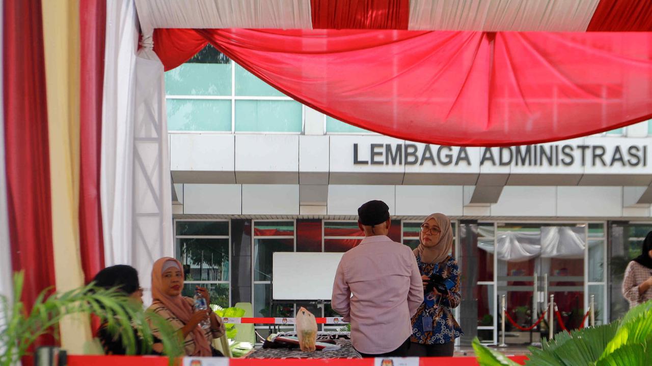 Hamdi menyampaikan undangan kepada Jokowi untuk memberikan hak pilihnya pada Pemilu 2024 di TPS 10 Kelurahan Gambir yang akan berlokasi di Gedung LAN di Jalan Veteran Nomor 10.<br>